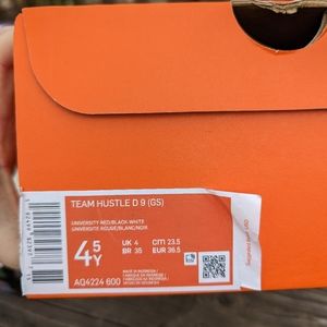 Boys 4.5 Nike Team Hustle Basketball Shoes NIB